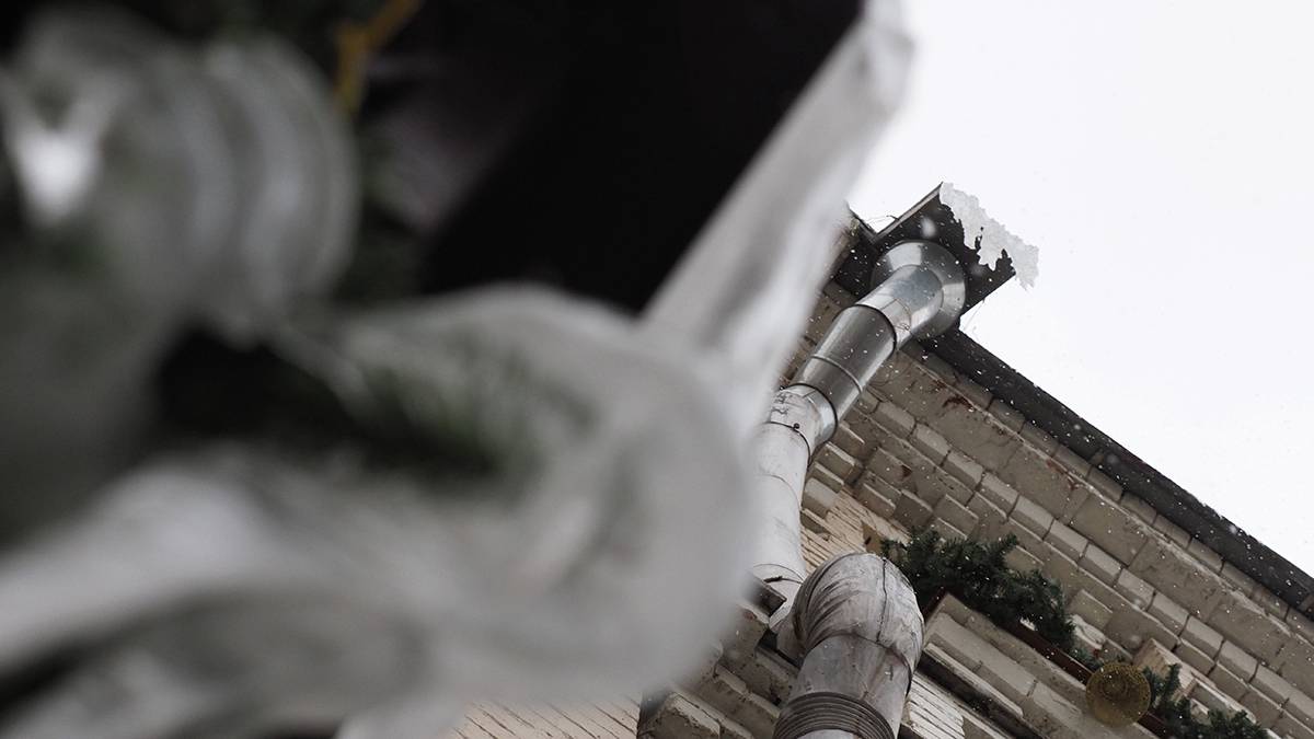 «Королеву сосулек» длиной около 10 метров сняли на видео в подмосковном Пушкине