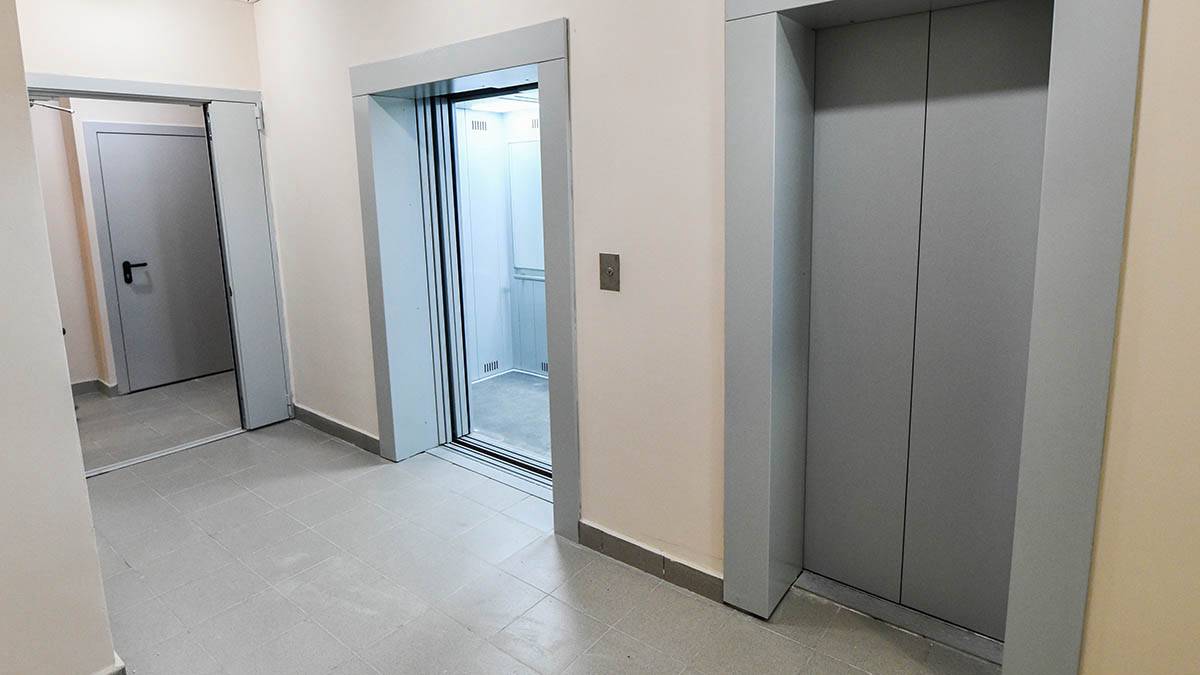 Эксперт Моор рассказал, когда в России решат проблему устаревших лифтов