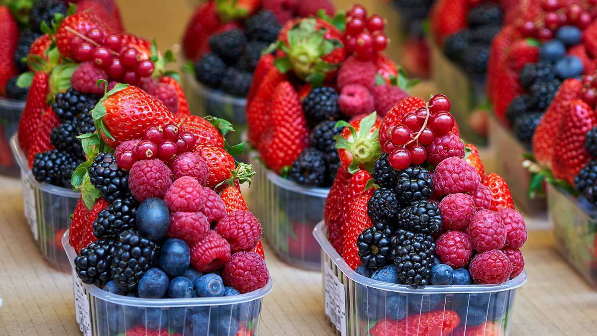 Клубника, малина или черника: как выбрать ранние ягоды и избежать аллергии