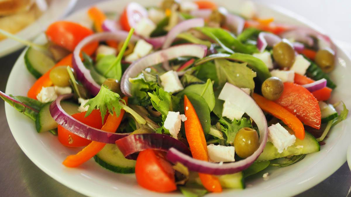 Терапевт Красикова назвала рецепт самого полезного весеннего витаминного салата