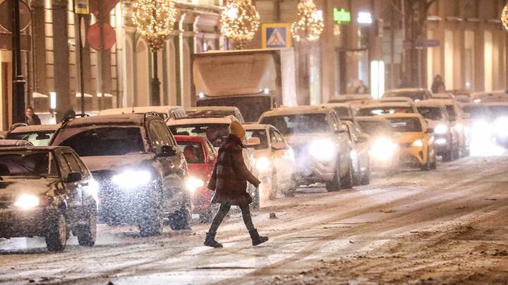 Городские службы приступили к уборке проезжей части из-за снегопада в Москве
