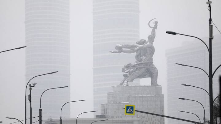 Сильный дождь со снегом и градом обрушился на Москву