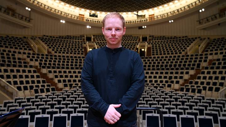 Дирижер Дмитрий Матвиенко выступает на сцене Московской филармонии со студенческих лет