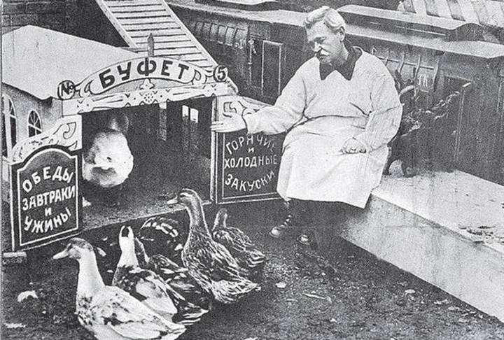 Владимир Леонидович репетирует номер с пернатыми артистами, 1920-е годы