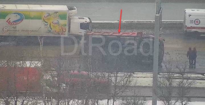 Грузовой автомобиль перевернулся на 24-м километре МКАД в Москве