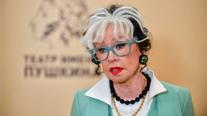 «Лучше прямо здесь и умереть»: Алентова рассказала о неудачной пластике