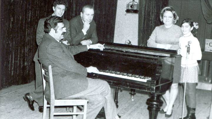 Композитор Ян Френкель (сидит у рояля) и поэт Игорь Шаферан (третий слева) во время работы над одной из песен