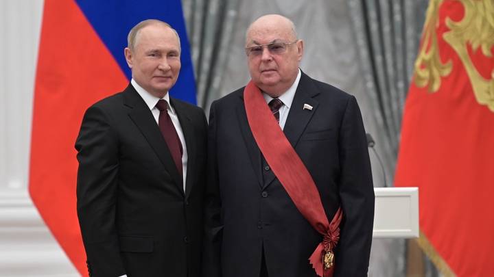 Президент России Владимир Путин (слева) вручил орден «За заслуги перед Отечеством» I степени советнику мэра Москвы Владимиру Ресину