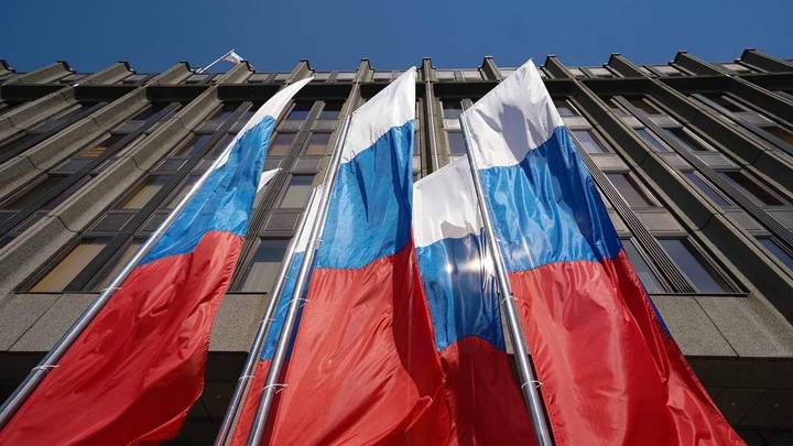Улицы столицы украсили 450 праздничных плакатов к 23 Февраля
