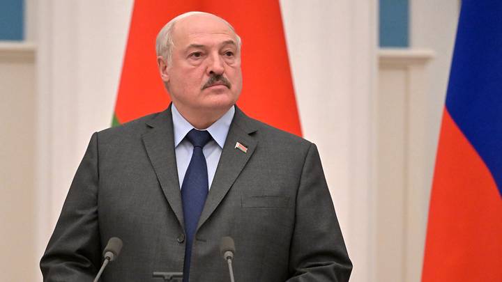 «Вы уже переходите там красную линию»: Лукашенко обвинил НАТО в происходящем на Украине