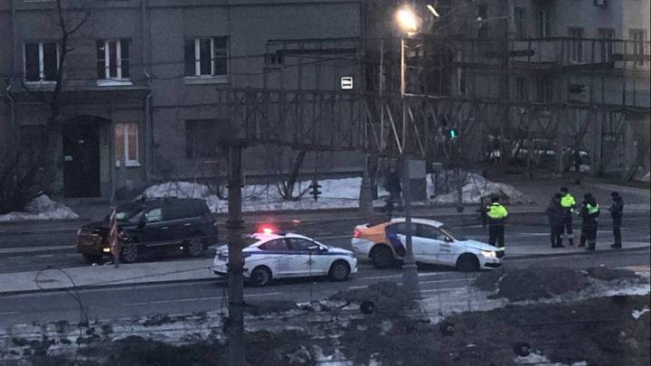 Авария с участием автомобиля каршеринга произошла на улице Бутырский Вал