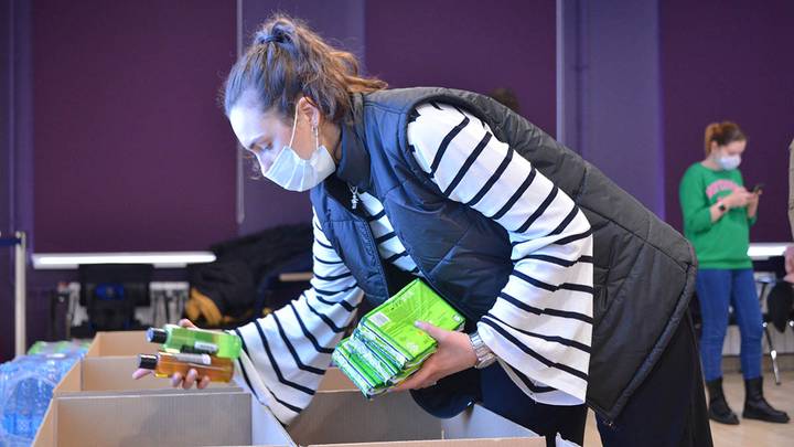 Свыше двух тонн продуктов собрали в Москве для помощи беженцам из Донбасса