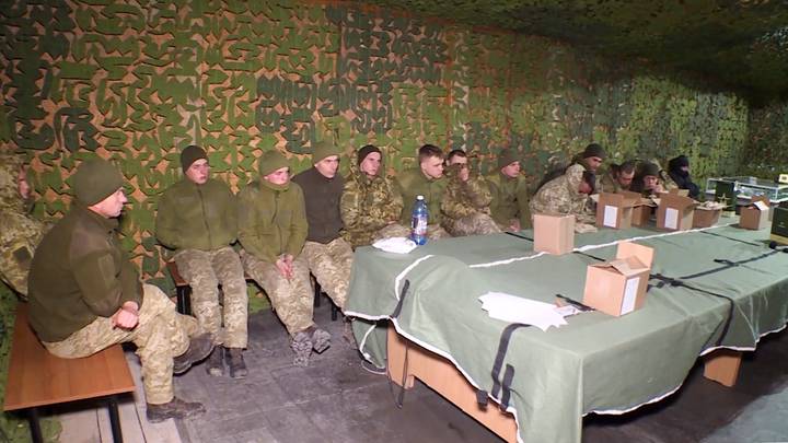 Сдавшиеся 82 украинских пограничника с острова Змеиный доставлены в Севастополь