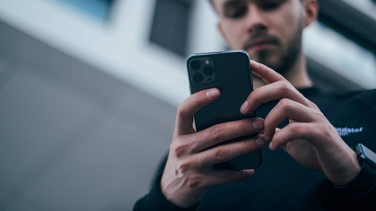 Эксперт Шарков предупредил об опасности покупки телефонов «с рук»