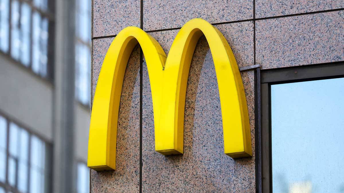 Москвич выставил на продажу вывеску McDonald's за 300 тысяч рублей