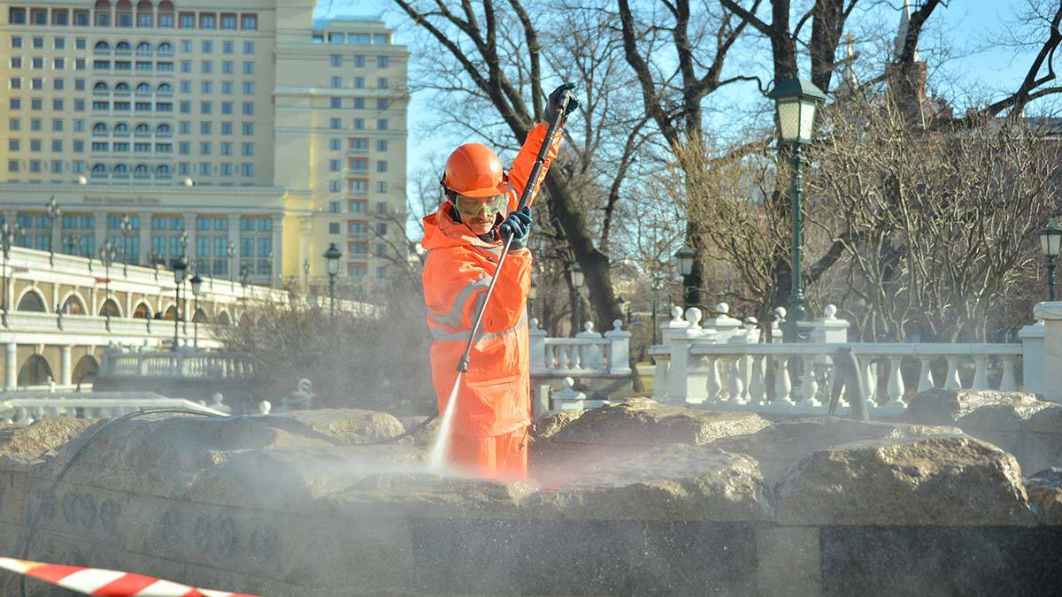 Специалисты приступили к промывке фонтанов на Манежной площади