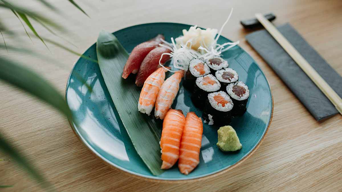 Гастроэнтеролог Дианова назвала болезни, которые можно подхватить при употреблении суши и роллов