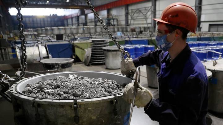 Свердловская область. Рабочий одного из цехов «Корпорации ВСМПО-Ависма». Эта компания — крупнейший поставщик титана в мире, попавший под западные санкции