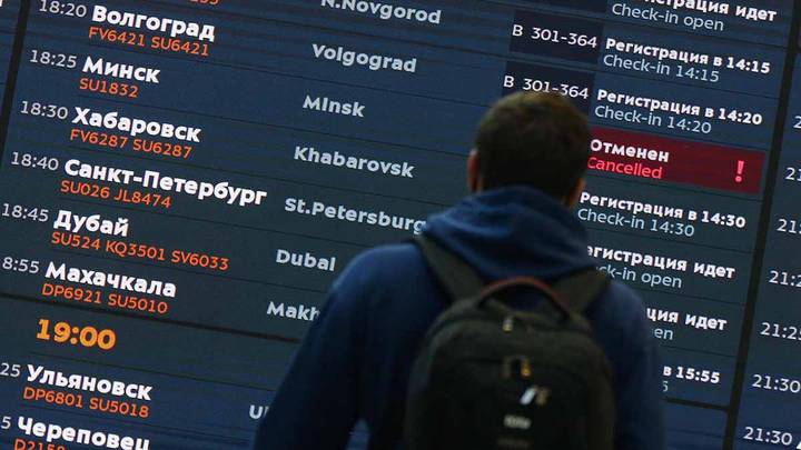 Около 30 рейсов задержали и отменили в московских аэропортах