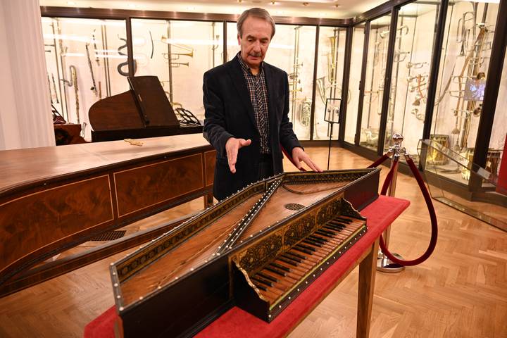 Один из экспонатов музея — спинет мастера М. Ядра, 1565 год. Инструмент принадлежал семейству Ф. Медичи