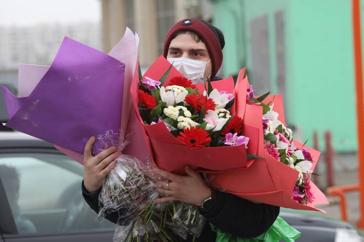 Названы хиты продаж на 8 Марта в России