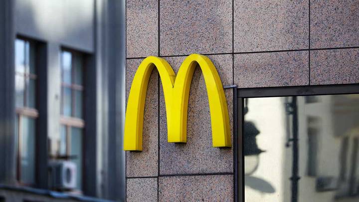 Суд отклонил иск москвича, страдающего из-за закрытия McDonald's