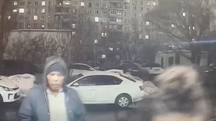 Двое мужчин в Марьине напали на женщину с ножом и украли сумку