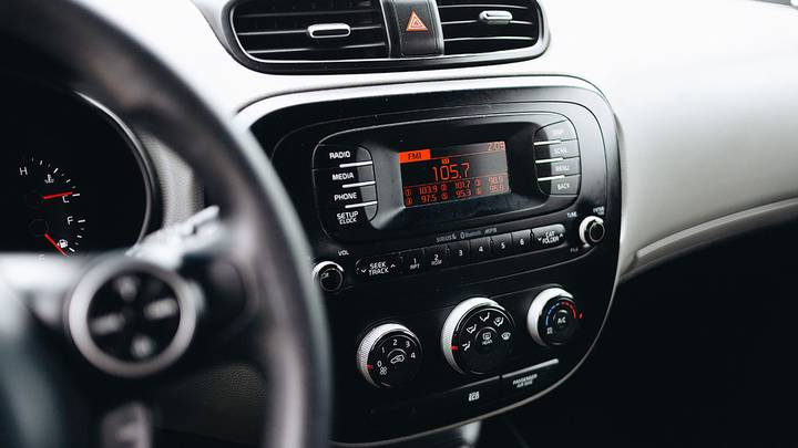Двухмесячный ребенок оказался запертым в автомобиле на востоке Москвы