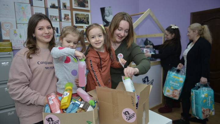 Нельзя остаться в стороне: в столице продолжается сбор вещей и продуктов для беженцев из Донбасса