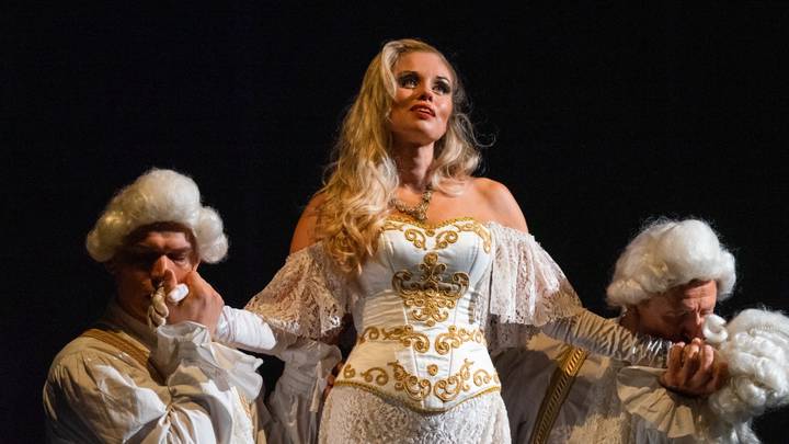 «Поссорилась с режиссером и нашла мужа»: актриса Елена Лазурина — о поворотах судьбы, юных талантах и слухах