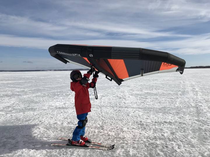 Егор Кузнецов управляет надувным крылом на Плещеевом озере