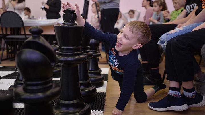 Шахматный турнир, организованный для юных беженцев из ЛНР и ДНР / Фото: Александр Кочубей / Вечерняя Москва