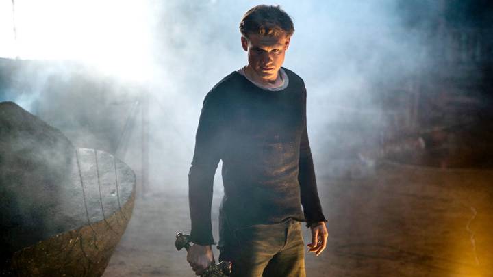 Виктор Хориняк в роли Ивана в фильме «Последний богатырь. Посланник тьмы». Снятая российскими кине- матографистами, но отданная зарубежным прокатчикам картина в прямом смысле оказалась у них в санкци- онных заложниках. Теперь наши кинотеатры вынуждены отказаться от проката этой ленты.