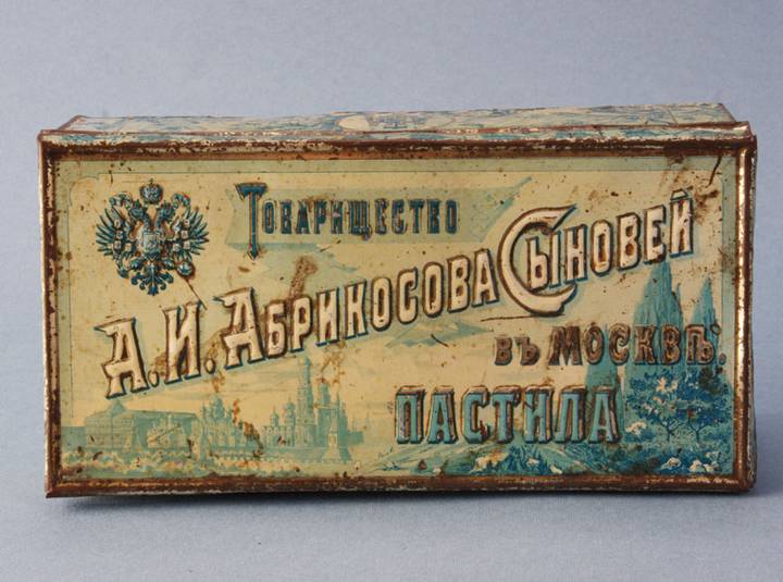 История трех известных всей стране производителей сладостей началась в первой половине XIX века. До революции они были конкурентами, а сейчас входят в крупнейший холдинг «Объединенные кондитеры»: «Красный Октябрь» (ранее «Эйнемъ»), «Кондитерский концерн «Бабаевский» («Товарищество А. И. Абрикосова и сыновей») и «Рот-Фронт» («Торговый дом Леновых»). За минуту с конвейера «Рот-Фронта» сходят 1250 фирменных батончиков, а на «Красном Октябре» — 300 шоколадок «Аленка».