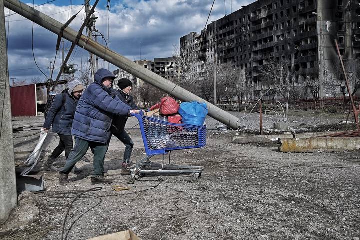 Жители Мариуполя в поисках еды. В городе из-за действий неонацистов сложилась ситуация, близкая к гуманитарной катастрофе