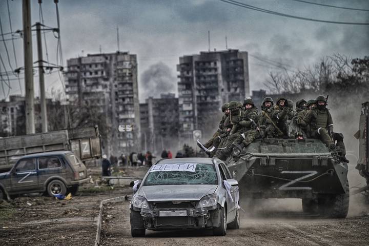 Мариуполь. Запорожское шоссе. Беженцев на выезде из города сопровождает техника народной милиции ДНР. Это делается, чтобы защитить мирных людей от обстрелов со стороны националистических формирований, которые всеми силами препятствуют эвакуации гражданского населения