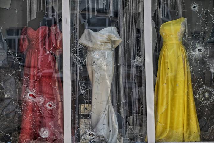 Донецк. Улица Университетская. Витрина свадебного салона после варварского удара ракетой комплекса «Точка-У» по центру города, унесшего 21 жизнь