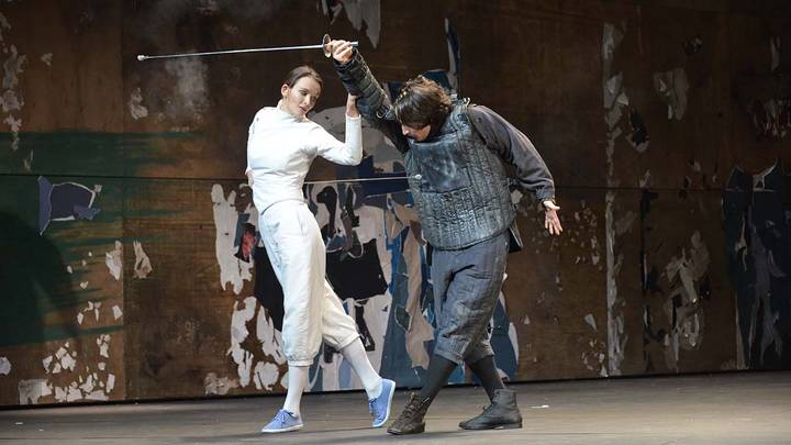 Юрий Чурсин и Паулина Андреева в спектакле «Сирано де Бержерак» МХТ имени Чехова / Фото: Наталья Феоктистова / Вечерняя Москва