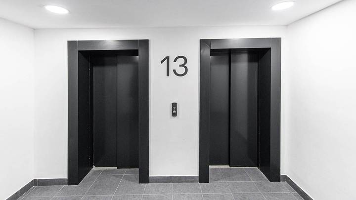 Свыше 2,2 тысячи лифтов заменили в Москве в 2022 году в рамках программы капремонта