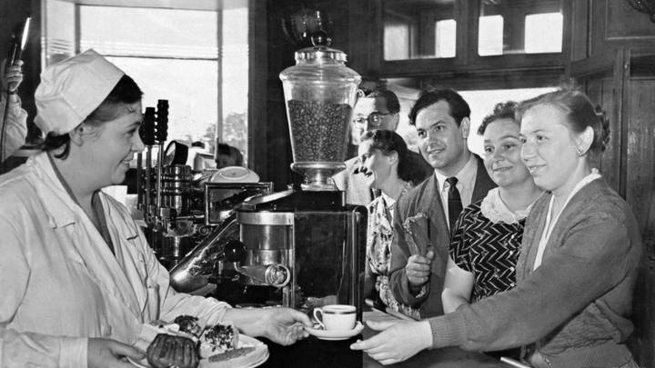 1959 год. Очередь за кофе в магазине «Кулинария» на улице Горького