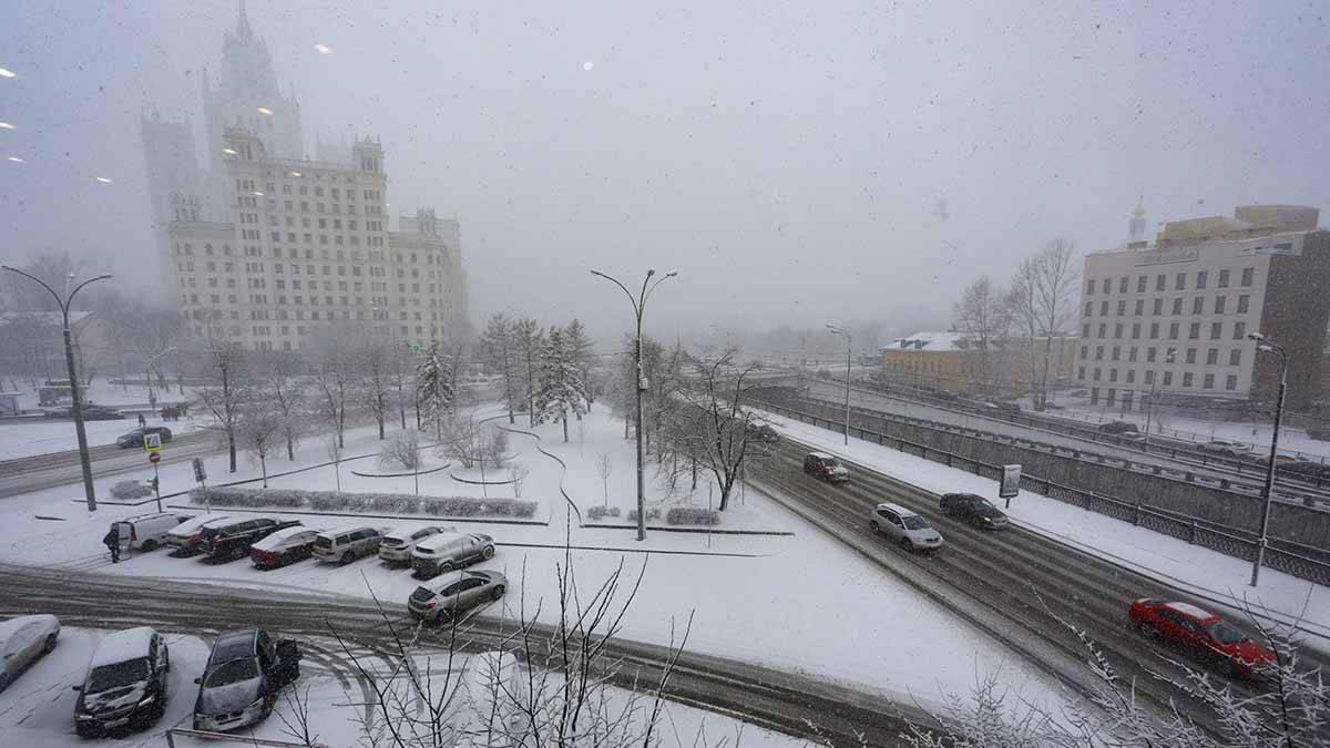 Москвичам рекомендовали пользоваться городским транспортом из-за снегопада
