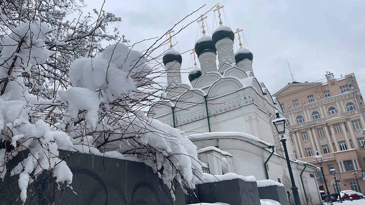 Высота сугробов в Москве достигла отметки 12 сантиметров