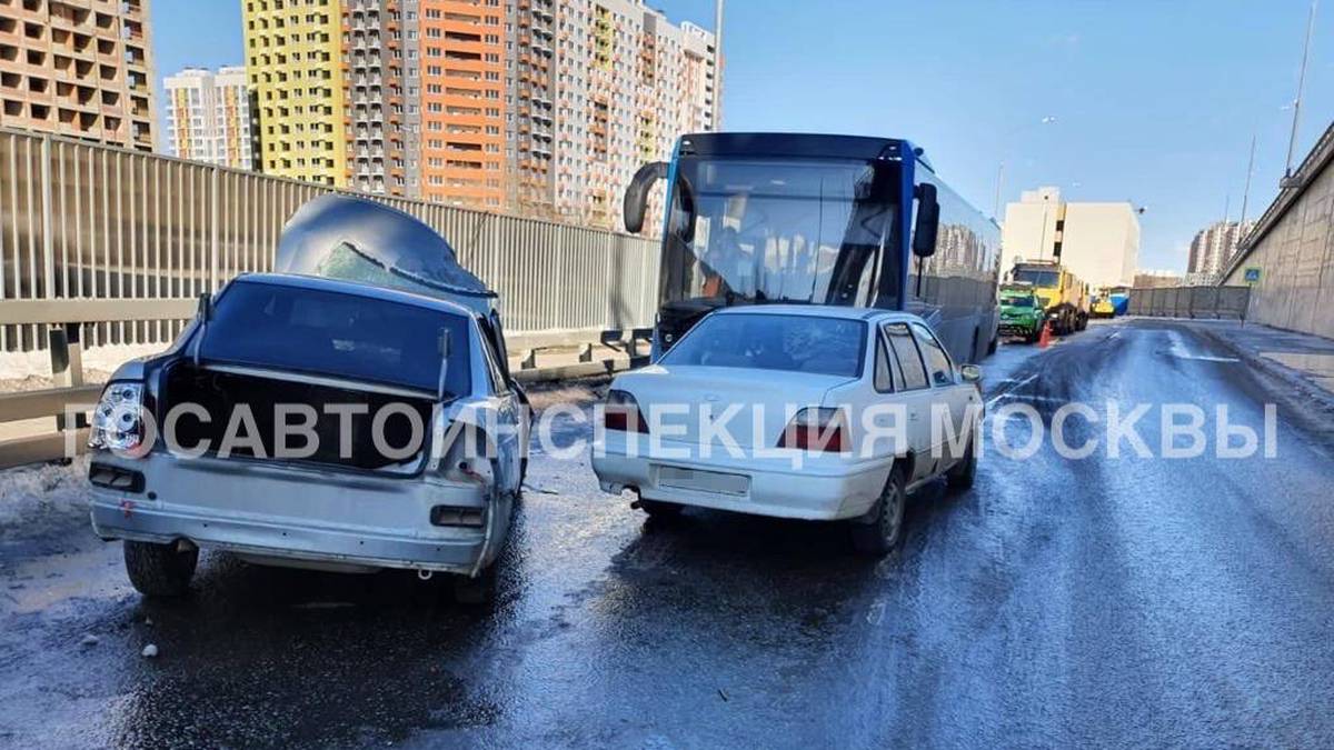 Два человека пострадали в ДТП с пассажирским автобусом на юге Москвы