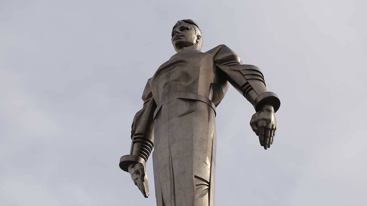 Специалисты промыли памятник Гагарину в ЮЗАО