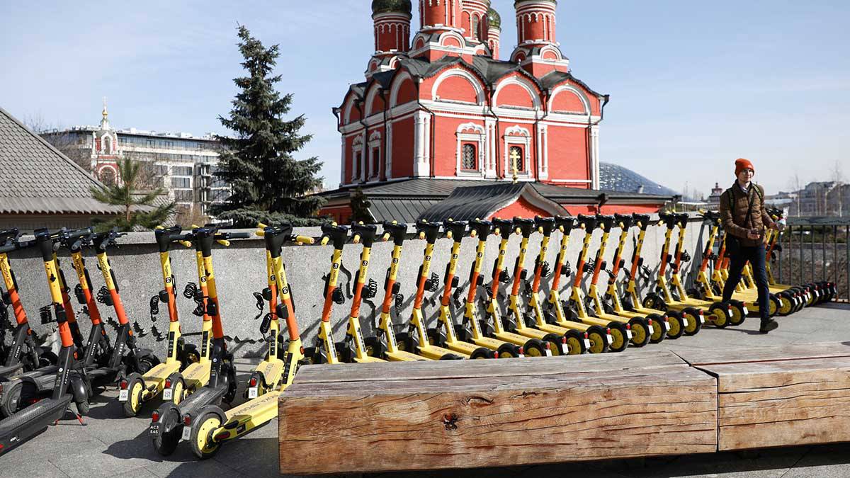 Новый стандарт ограничения скорости электросамокатов вступил в силу в России