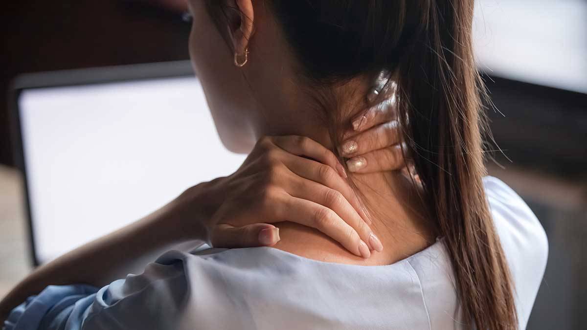 Простреливающая и отраженная: о каких болезнях сигнализирует боль в шее