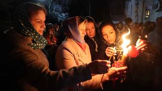 Кто зажигает Благодатный огонь, как образуется, научное объяснение