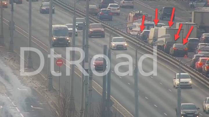 Несколько автомобилей столкнулись на Ленинградском шоссе