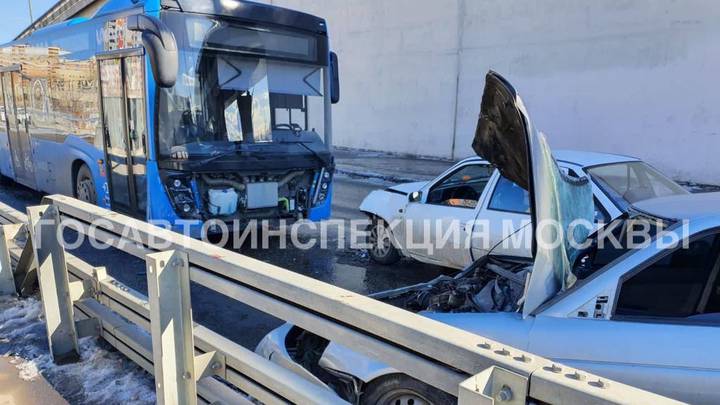 Два человека пострадали в ДТП с пассажирским автобусом на юге Москвы