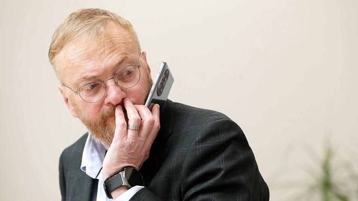 «На поющие трусы народ ходит»: Милонов назвал Брежневу политической проституткой